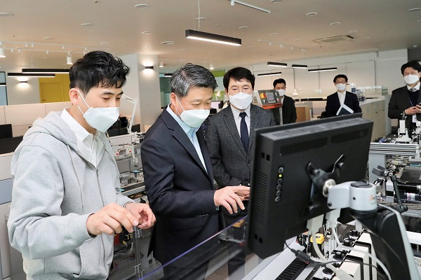 김학도 중소벤처기업진흥공단 이사장이 서울 금천구 소재 (주)빛컨을 찾아 스마트공장 설비를 둘러보고 있다. [중진공 제공]