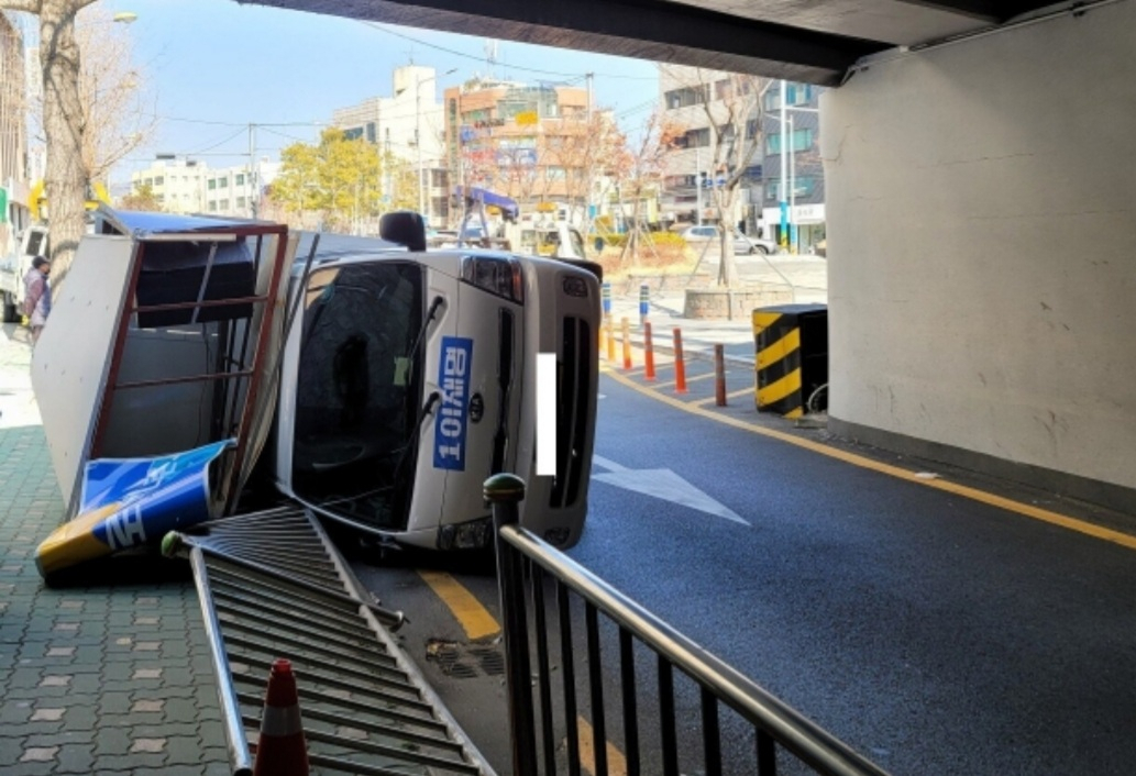 대선 공식 선거운동 첫날인 15일, 이재명 더불어민주당 대선후보의 유세차량이 부산에서 전도되는 사고가 발생했다. 운전자와 동승자 등 2명은 가벼운 상처를 입어 병원에서 치료를 받았다.