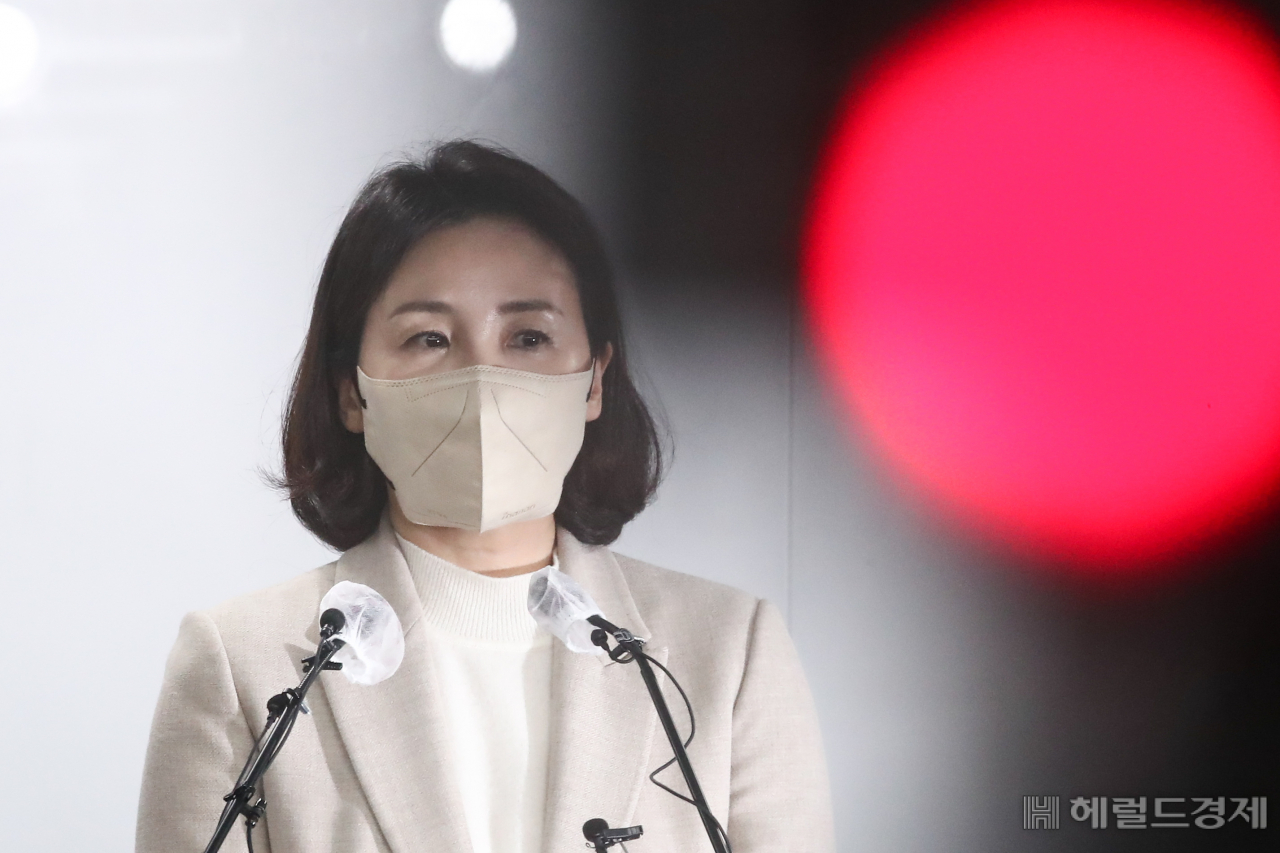 [헤럴드경제=이상섭 기자] 더불어민주당 이재명 대선 후보의 부인인 김혜경씨가 과잉 의전 의혹 등 논랑에 대해 9일 오후 서울 여의도 중앙당사 기자회견장에서 대국민 사과문을 발표하고 있다.
