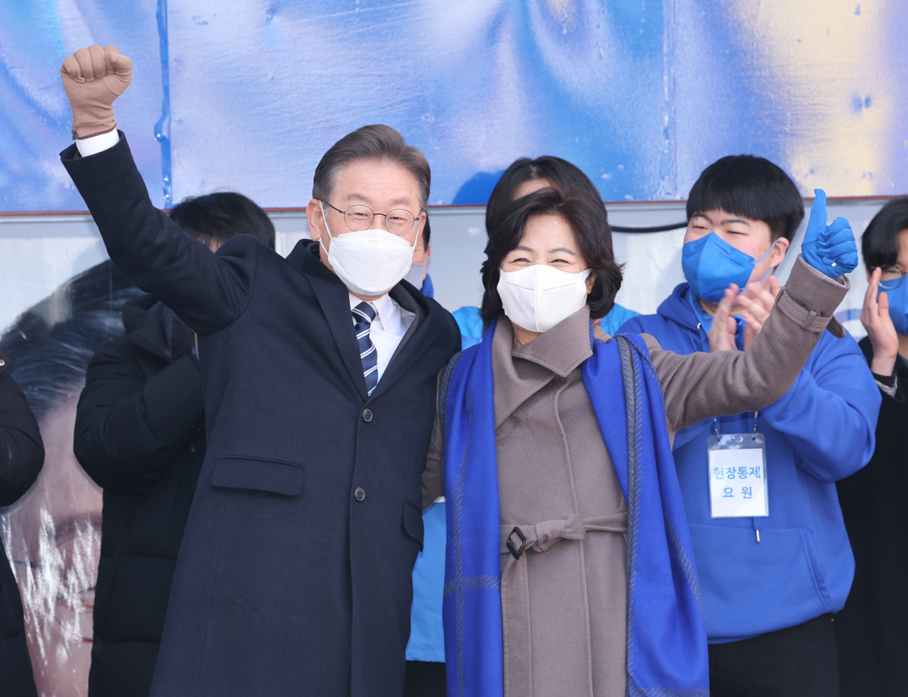 이재명 더불어민주당 대선후보와 추미애 전 대표가 제20대 대통령 선거 공식 선거운동 첫날인 15일 대구시 동성로에서 지지자에게 인사하고 있다. [연합]