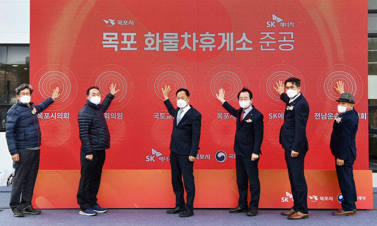 15일 열린 목포 화물차 휴게소 준공식에서 (왼쪽부터) 목포시 김오수 도시건설위원회 위원장, 더불어 민주당 김원이 의원,국토교통부 박대순 과장, 목포시 김종식 시장, SK에너지 강봉원 부사장, 전남화물자동차 운송사업협회 백종기 이사장이 축하하고 있다. [SK에너지 제공]