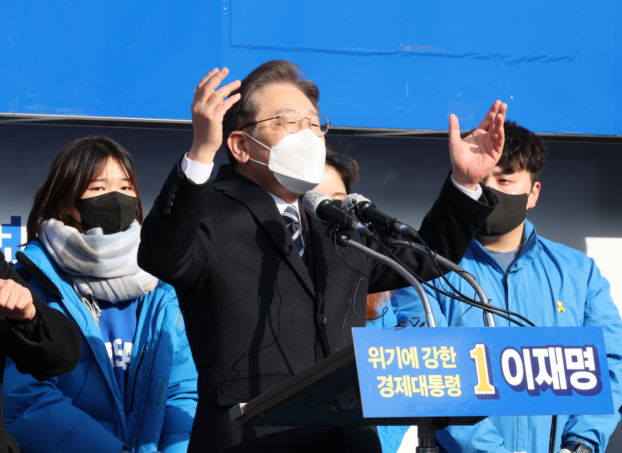 이재명 더불어민주당 대선후보가 제20대 대통령 선거 공식 선거운동 첫날인 15일 오전 부산시 부산진구 부전역에서 지지를 호소하고 있다. [연합]
