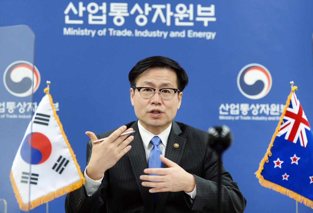 여한구 산업통상자원부 통상교섭본부장이 15일 정부세종청사에서 진행된 데미언 오코너뉴질랜드 통상장관과의 화상 회담에서 포괄적·점진적환태평양경제동반자협정(CPTPP), 미국의 인·태 경제프레임워크 등 주요 통상 현안들을 논의하고 있다.[산업통상자원부 제공]