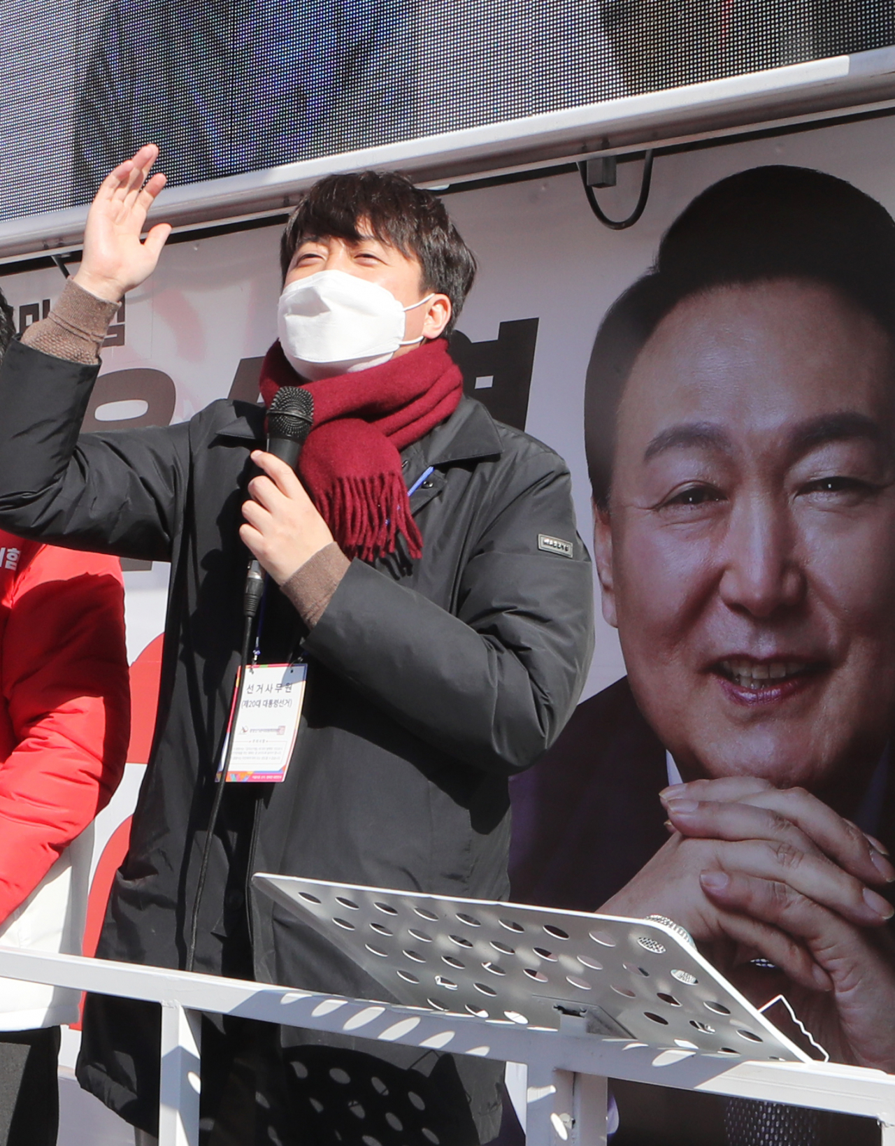 국민의힘 이준석 대표가 제20대 대통령 선거 공식 선거운동 첫날인 15일 오후 부산 북구 구포시장 앞 거리에서 시민들에게 윤석열 대선후보 지지를 호소하고 있다. [연합]