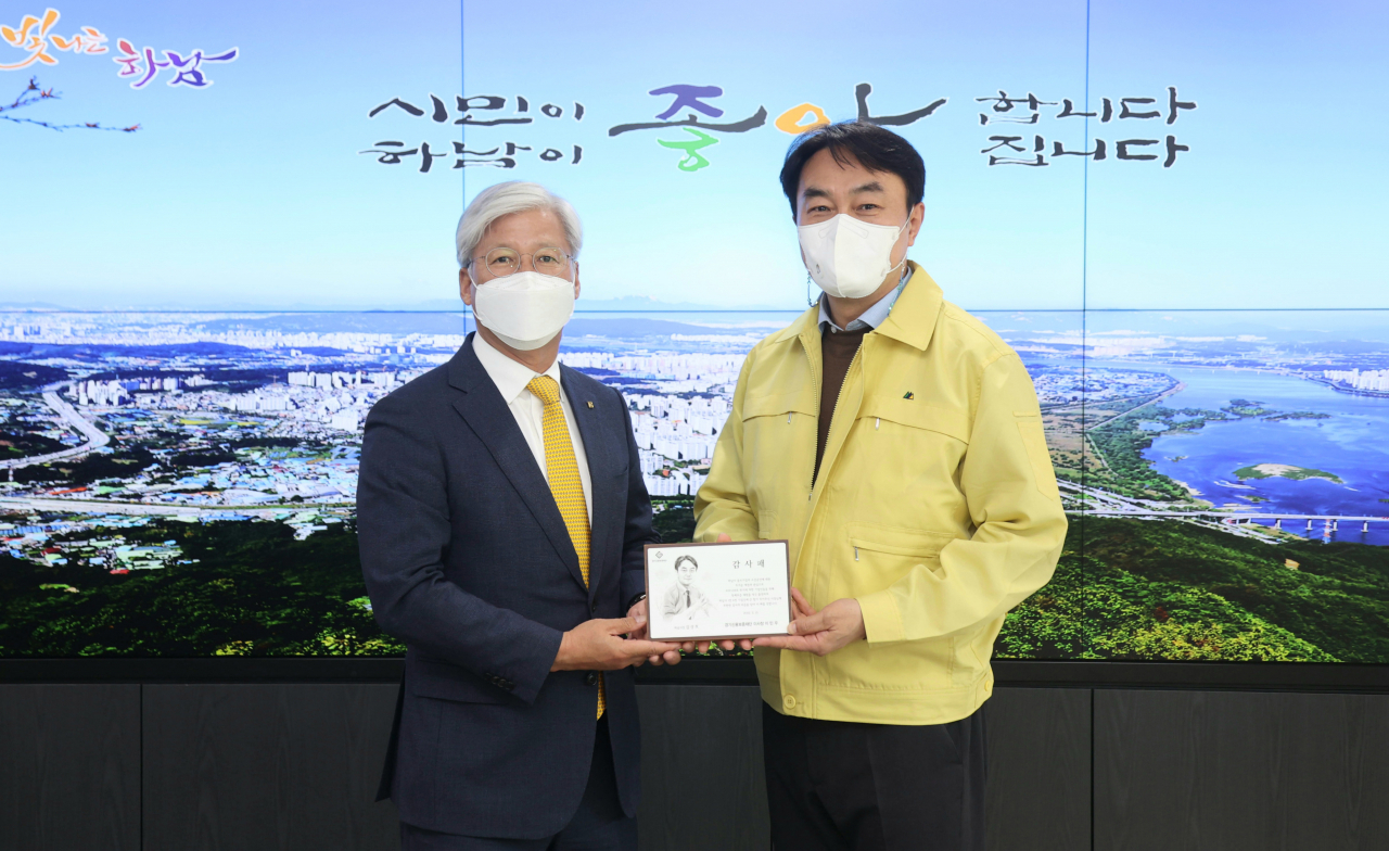 이민우 경기신보이사장(왼쪽).경기신보_하남시 출연우수시군 선정[경기신보 제공]
