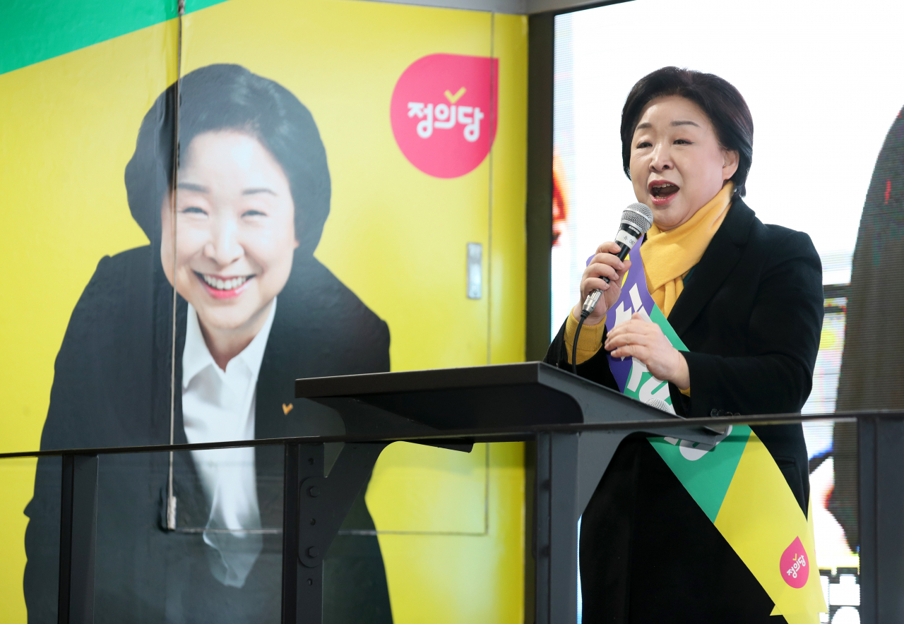 정의당 심상정 대선 후보가 공식 선거운동 첫날인 15일 오후 광주 서구 유스퀘어 앞에서 연설하고 있다. [연합]