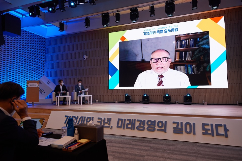 스탠퍼드 경영대학원의 윌리엄 바넷 주임교수가 지난해 7월에 열린 기업시민 특별 심포지엄에서 온라인으로 기조강연을 하고 있다. [포스코 제공]