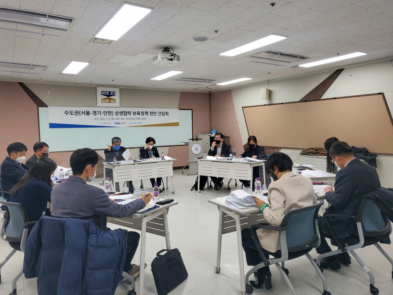 저출생·코로나19 등 보육환경이 급변하고 있는 가운데 서울시가 경기도·인천시와 함께 공동 대응에 나섰다. 서울시는 경기도·인천시와 협력해 지역간 경계를 넘어선 ‘수도권 보육협의체’를 출범했다. 사진은 수도권 상생협력 보육정책 현안 간담회의 모습. [서울시 제공]