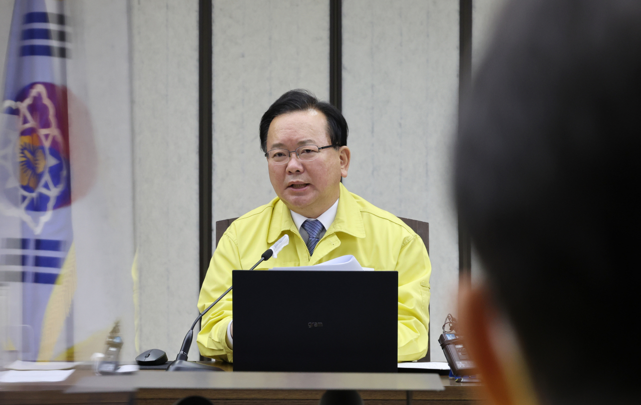 김부겸 국무총리가 16일 오전 세종시 정부세종청사에서 열린 신종 코로나바이러스 감염증(코로나19) 대응 중앙재난안전대책본부 회의를 주재하고 있다. [연합]