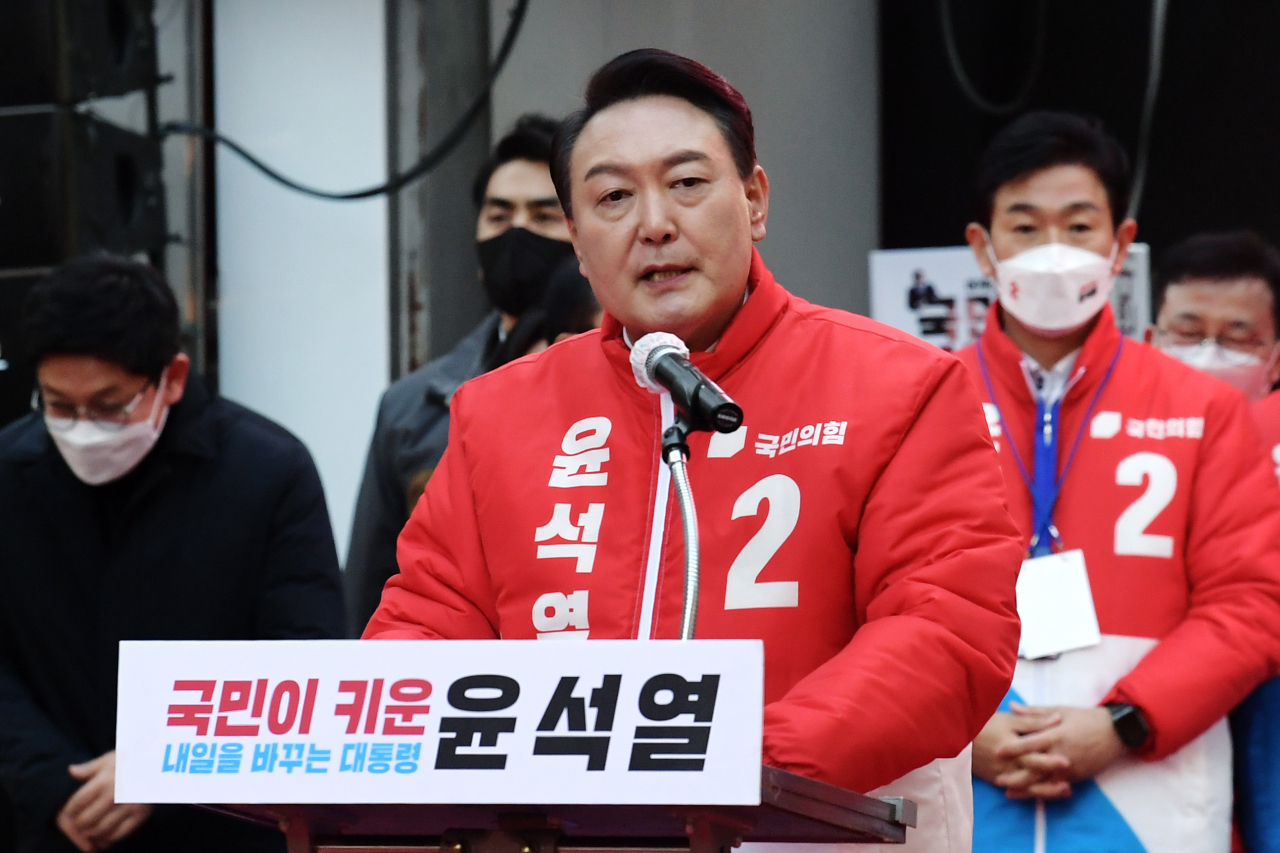 윤석열 국민의힘 대선 후보가 15일 오후 부산 서면 젊음의거리에서 열린 '청년이 함께하는 공정과 상식의 시대!' 거점 유세에서 지지를 호소하고 있다. [연합]