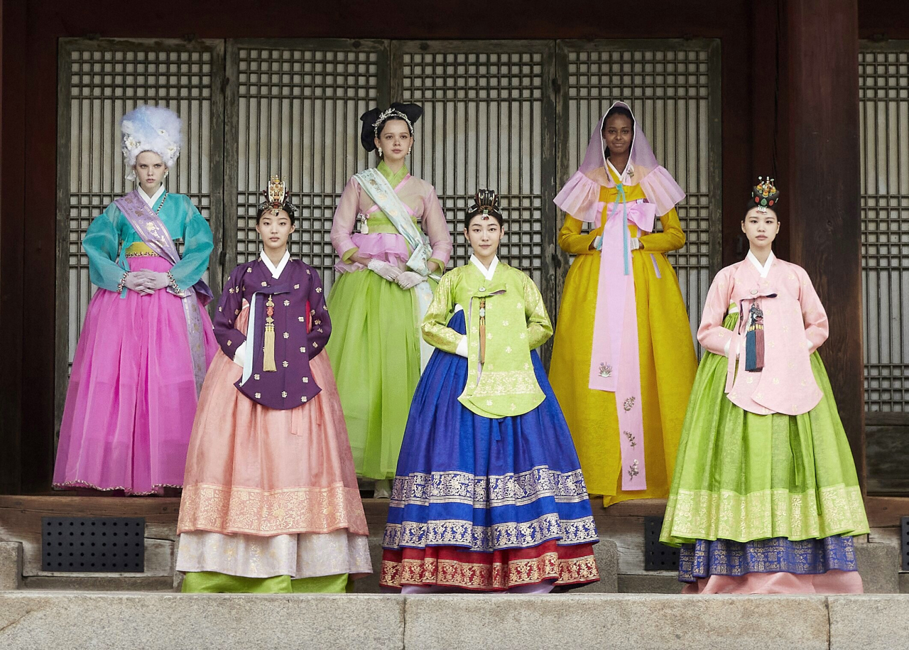문화재청 궁능유적본부와 한국문화재재단이 지난해 한국 및 서양모델과 함께 진행한 ‘코리아 인 패션’