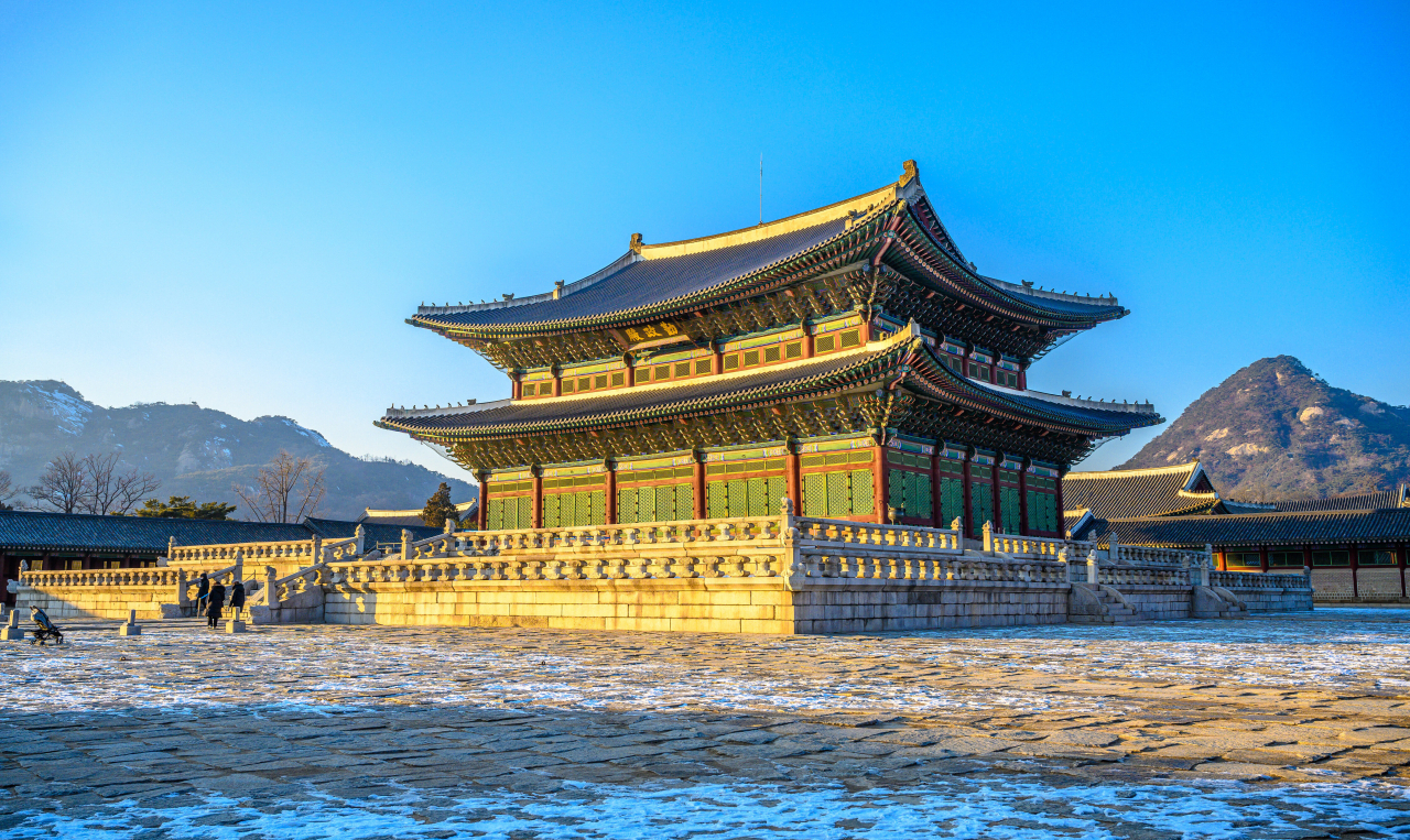 인왕산과 북악산 사이에 놓인 경복궁 사진