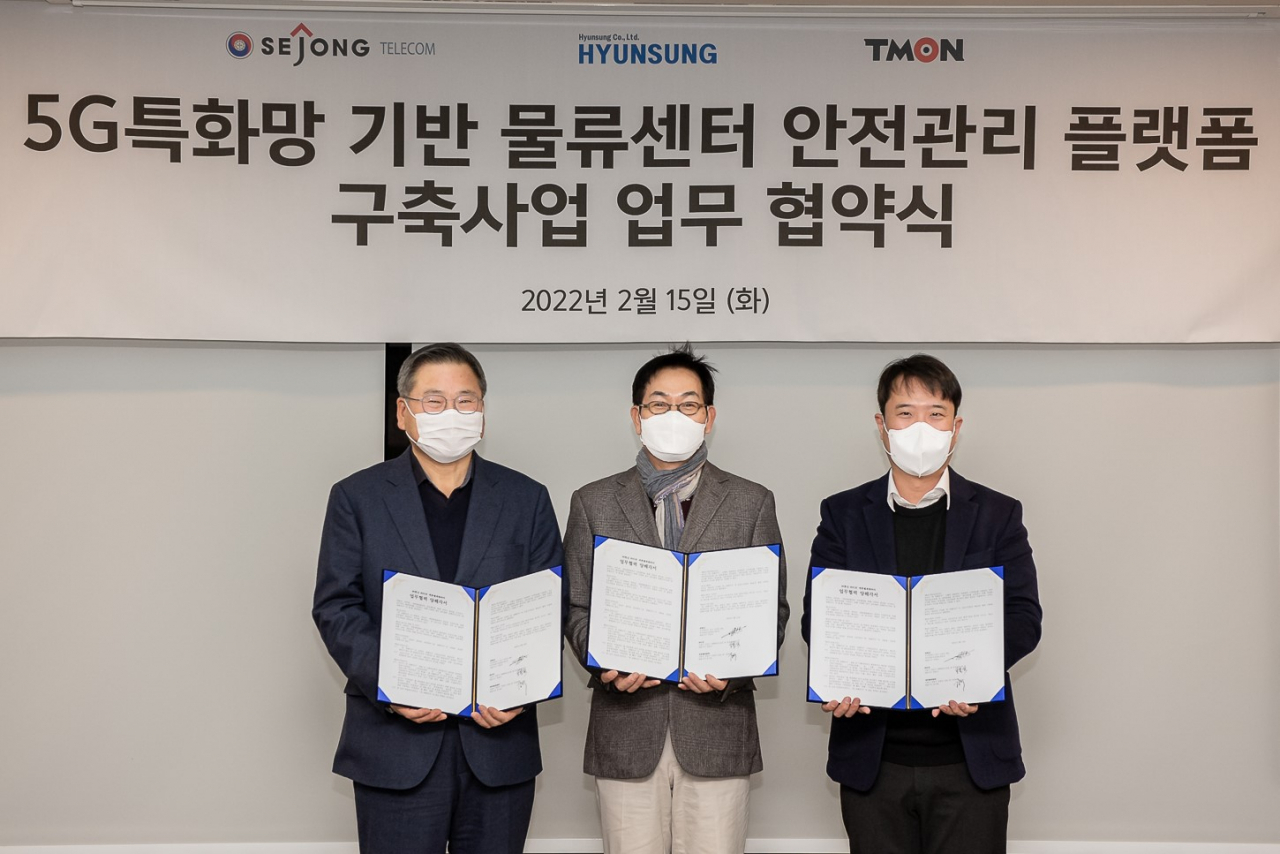 15일 오후 서울 상일동 세종텔레콤 본사에서 진행된 티몬-현성-세종텔레콤 MOU 체결식에서 강석 세종텔레콤 전략사업본부 사장(사진 왼쪽), 이희성 현성 대표(가운데), 장윤석 티몬 대표(사진 오른쪽)가 양해각서를 들고 기념사진을 찍고 있다.[티몬 제공]