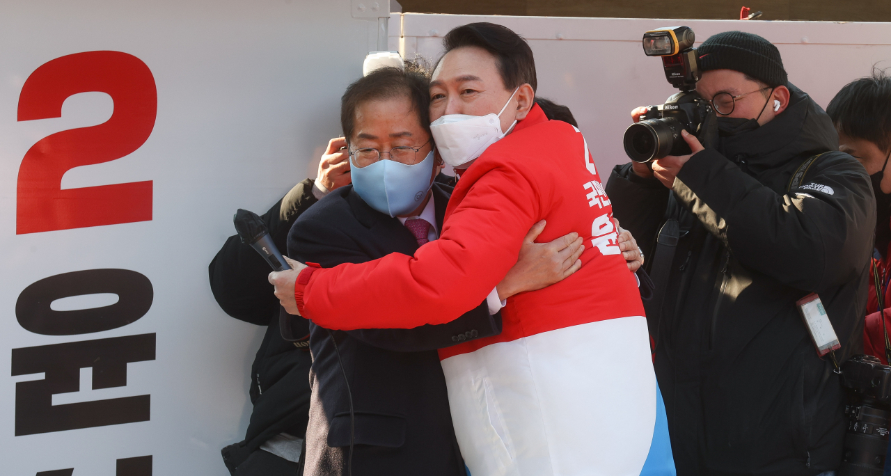윤석열 당시 국민의힘 대선 후보가 지난달 15일 오후 대구 동구 동대구역 광장에서 열린 거점 유세에서 지지 연설을 마친 홍준표 선대본 상임고문과 포옹하고 있다. [연합]