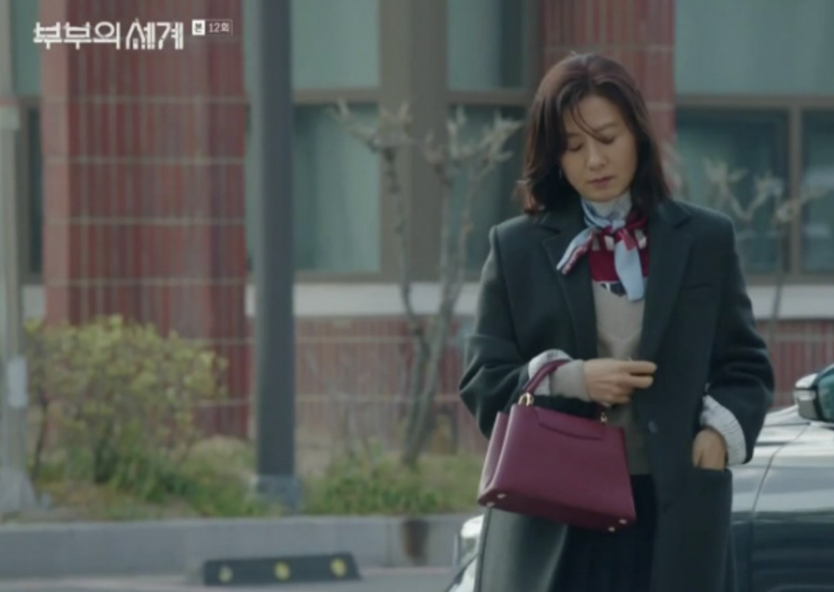 배우 김희애 씨가 드라마에서 든 루이비통의 카퓌신백. [드라마 ‘부부의 세계’ 캡처]