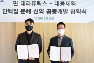 전승호 대웅제약 대표(왼쪽부터)와 조현선 핀테라퓨틱스 대표가 지난 15일 공동 연구개발 협약을 맺었다.[대웅제약 제공]