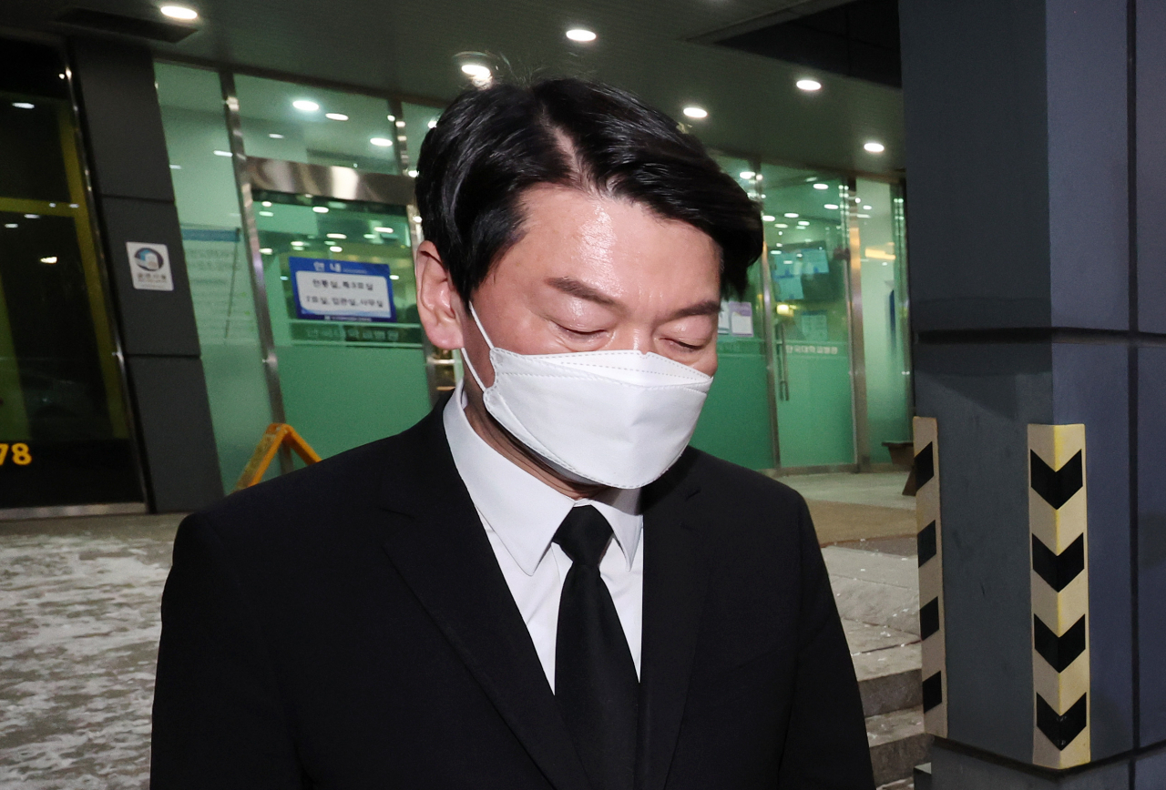 Ahn Cheol-soo, the presidential candidate of the minor opposition People's Party, leaves a hospital in Cheonan, where the body of one of two deceased campaign workers is placed, on Tuesday. They were found dead in a campaign bus parked on the road in the city, about 90 kilometers south of Seoul, earlier in the day. (Yonhap)