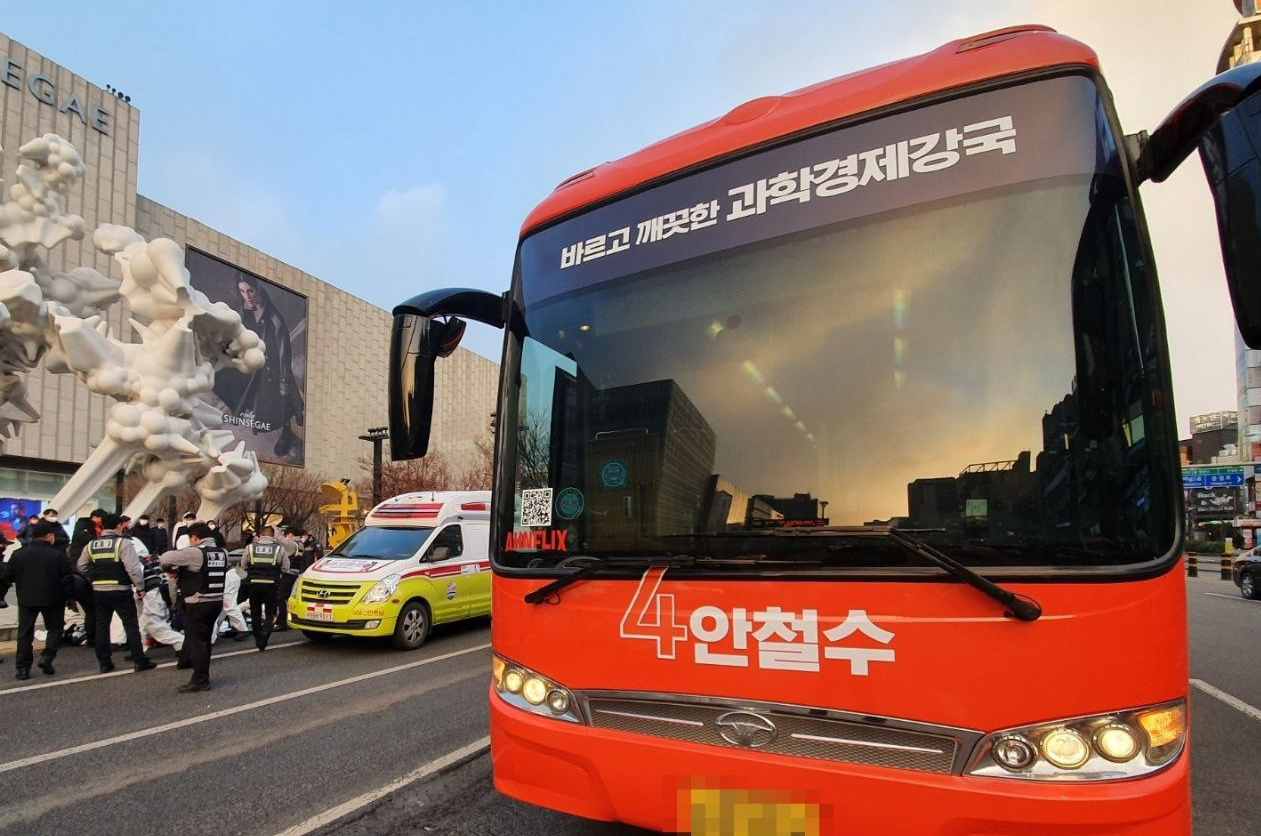 20대 대통령선거 유세 첫날인 15일 안철수 국민의당 후보 선거운동원 등 2명이 유세 차량에서 의식을 잃은 채 발견돼 병원으로 옮겨졌으나 숨졌다. 사진은 사고현장 모습. [연합]