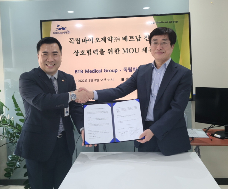 독립바이오제약와 BTB메디컬그룹의 베트남 의약품 및 의료기기 수출을 위한 협약식. 정태기 독립바이오제약 대표이사(왼쪽)와 김석환 BTB메디컬그룹 대표이사.[독립바이오제약 제공]
