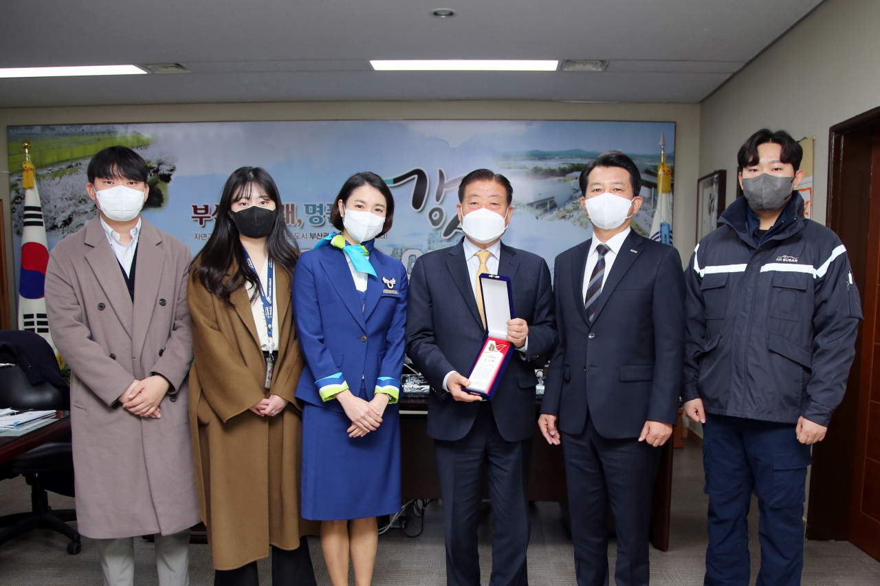 16일 오전 부산시 강서구청에서 에어부산 안병석 대표(우측에서 두번째)와 임직원들이 노기태 강서구청장(우측에서 세번째)에게 감사패 전달 후 기념촬영을 하고 있다. [에어부산 제공]