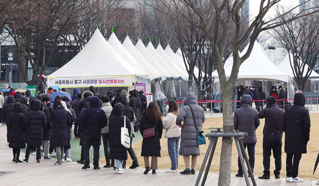 지난 15일 오전 서울광장 선별진료소에서 시민들이 검사를 기다리고 있다. [연합]