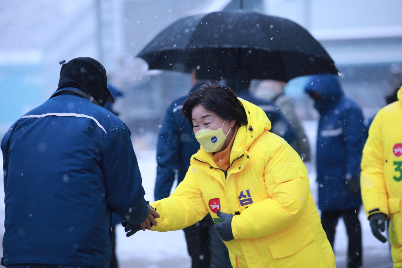 심상정 정의당 대선 후보가 16일 오전 전남 영암군 현대 삼호중공업 정문 앞에서 출근길 인사를 하고 있다. [정의당 선거대책위 제공]