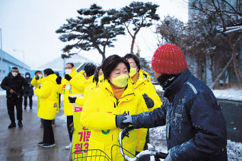 정의당 심상정 대선 후보가 16일 오전 전남 영암군 현대 삼호중공업 정문 앞에서 출근길 인사를 하고 있다. [연합]