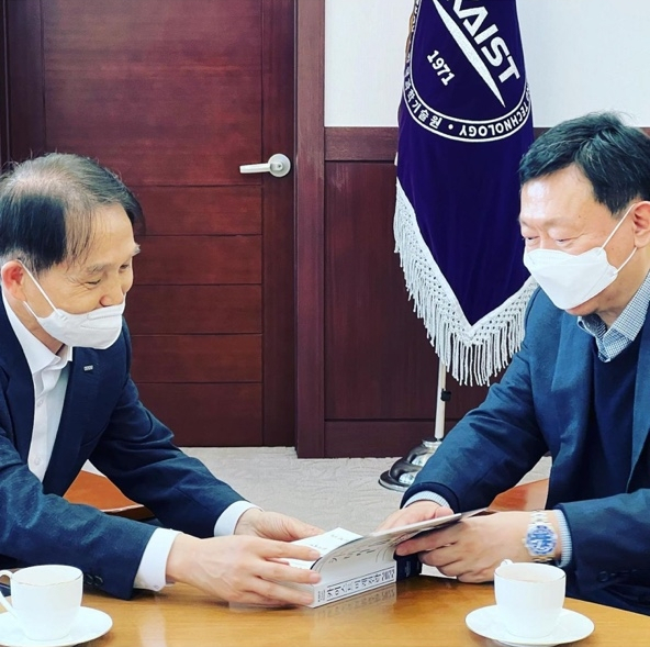 신동빈 롯데그룹 회장이 한국과학기술원(KAIST)을 방문해 이광형 총장을 만났다. [배상민 롯데 디자인경영센터장 인스타그램]