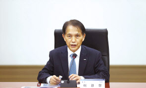 이광형 KAIST 총장이 15일 열린 취임 1주년 기자간담회에서 관련 현안에 대해 설명하고 있다. [KAIST 제공]