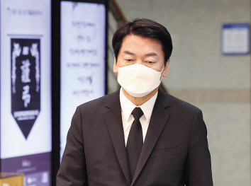 안철수 국민의당 대선 후보가 15일 오후 유세용 버스에서 발생한 사망사고 관련 사망자가 안치된 천안 단국대학교병원 장례식장에서 침통한 표정으로 나오고 있다. [연합]