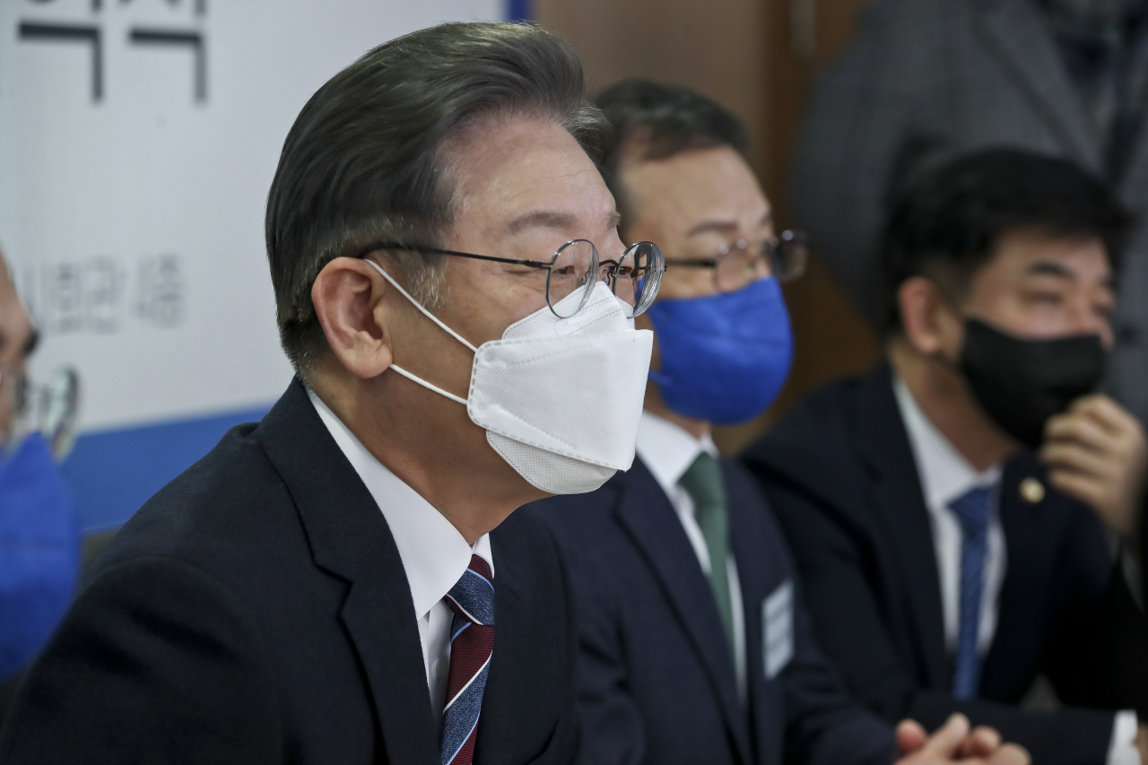 이재명 더불어민주당 대선후보가 16일 서울시 강남구 전국개인택시공제조합에서 열린 개인택시운송사업 발전을 위한 정책협약식에서 인사말을 하고 있다. [연합]