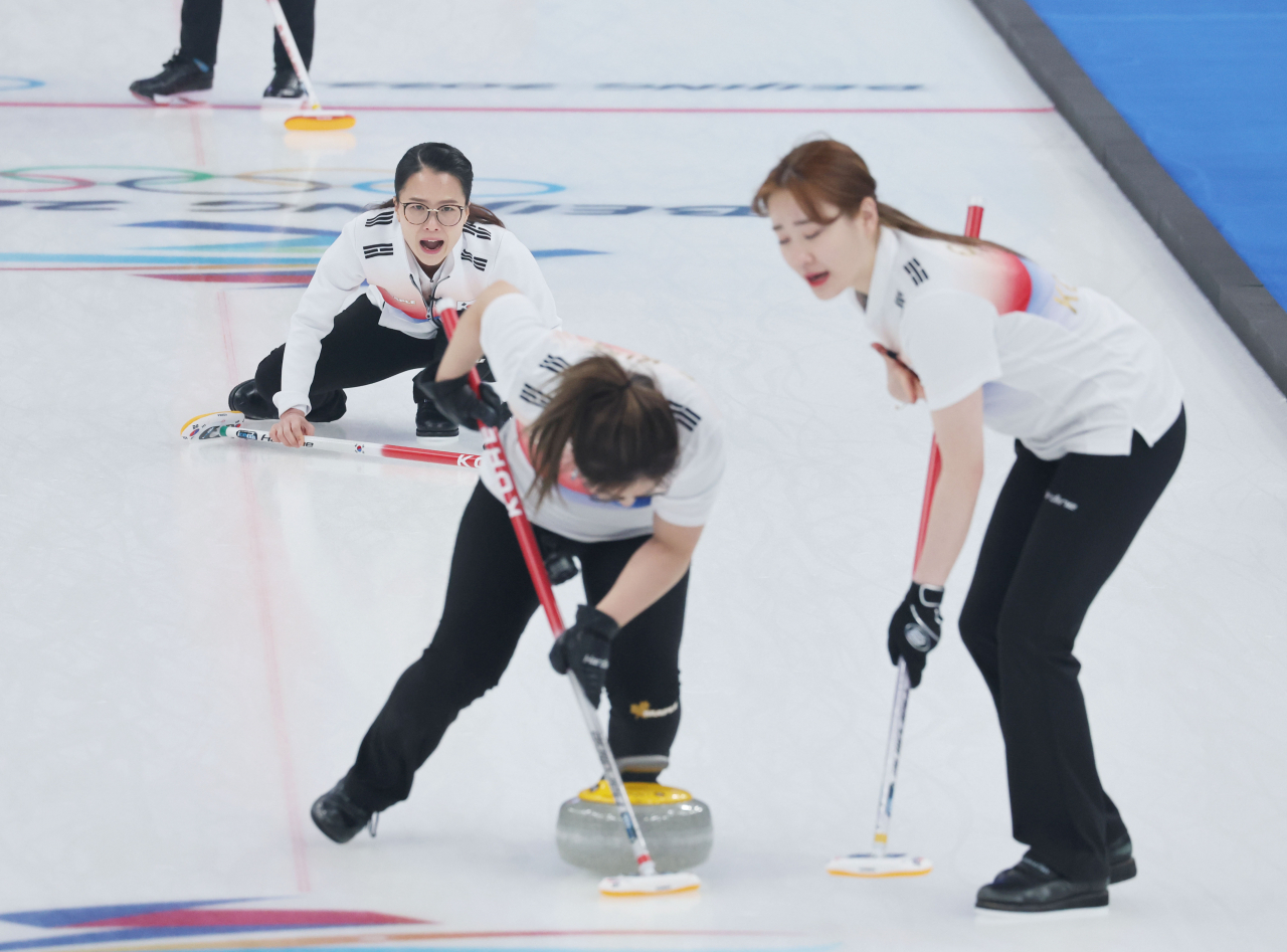 한국 스킵 김은정(위)이 16일 중국 베이징 국립 아쿠아틱 센터에서 열린 2022 베이징 동계올림픽 여자 컬링 리그 한국과 스위스의 경기에서 김선영, 김초희를 향해 스위핑을 지시하고 있다. 연합뉴스