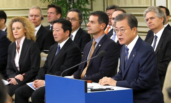 문재인 대통령이 지난 2019년 3월 28일 오전 청와대 영빈관에서 취임 후 처음으로 주한 외국 기업 경영자들을 초청해 개최한 간담회에서 인사말을 하고 있다. [연합]