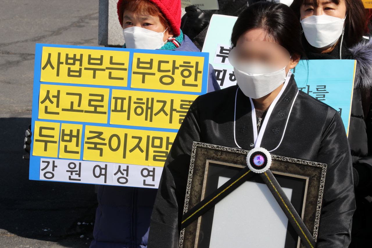 16일 오전 강원 춘천시 춘천지검·춘천지법 청사 앞에서 강원여성연대, 숨진 성폭행 피해 여고생의 어머니가 사법부를 규탄하는 기자회견을 하고 있다. 서울고법 춘천재판부는 2019년 6월 성폭행 피해로 인한 정신적 고통을 견디다 못해 지난해 4월 극단적 선택을 한 여고생 사건과 관련해 가해자의 형량을 징역 9년으로 7년으로 감형하는 판결을 내렸다. [연합]