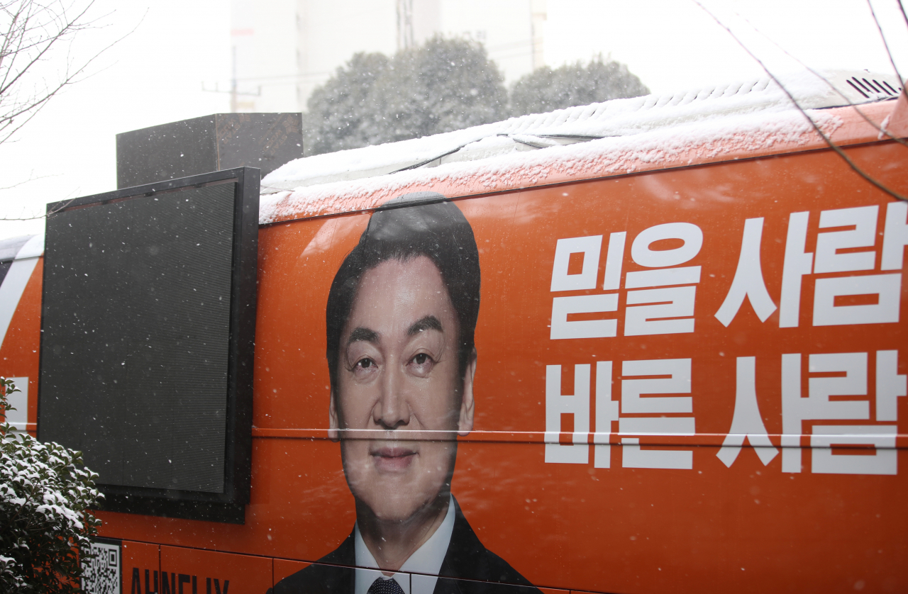 16일 오전 광주 서구 한 도로에 국민의당 안철수 대선후보 유세 버스가 세워져 있다. 전날 오후 충남 천안 시내 도로에 주차된 유세 버스에서 일산화탄소 중독으로 추정되는 사고가 발생해 버스 운전기사와 선거운동원 등 2명이 숨졌다. 이 사고 이후 국민의당은 선거 운동을 전면 중단했다. [연합]