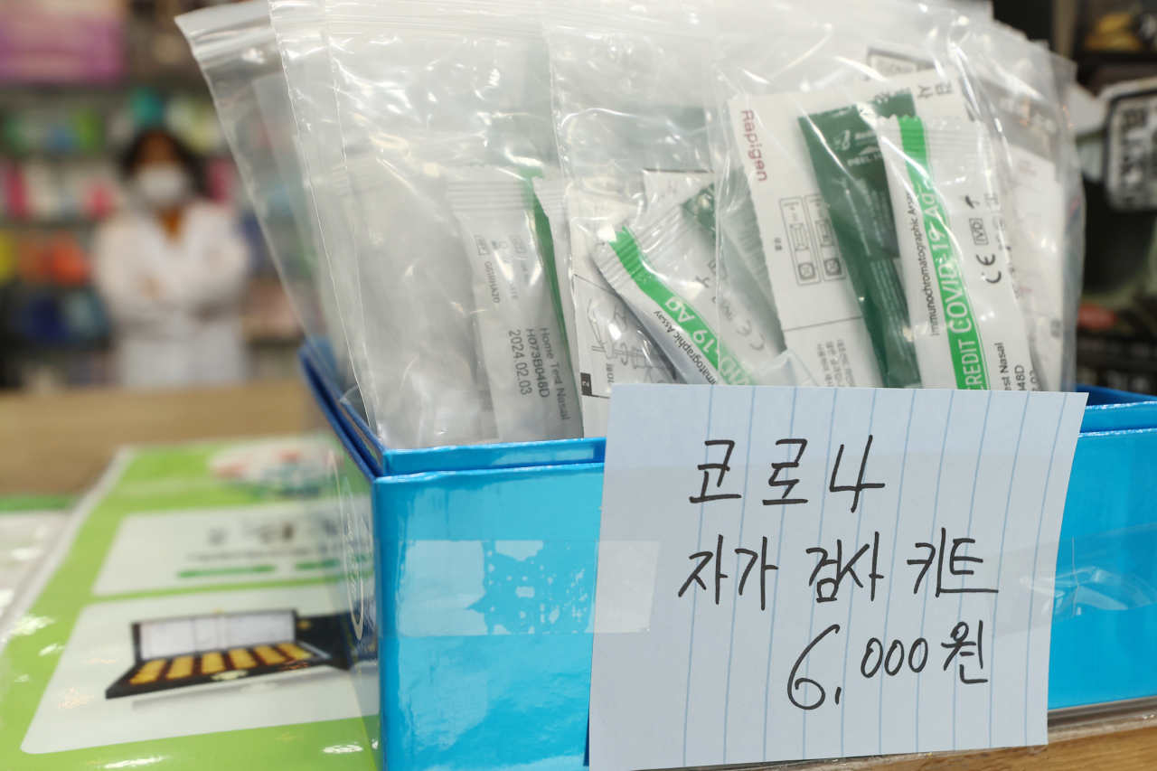 지난 15일 서울 시내 한 약국에서 소분해 판매하는 신종 코로나바이러스 감염증(코로나19) 자가검사키트가 놓여있다. 오늘부터 내달 5일까지 약국과 편의점에서 20개 이상 대용량 포장으로 공급돼 매장에서 낱개로 소분 판매되는 코로나19 자가검사키트의 가격을 6000원으로 지정했다. 기간은 모니터링 결과에 따라 변동될 수 있다. [연합]