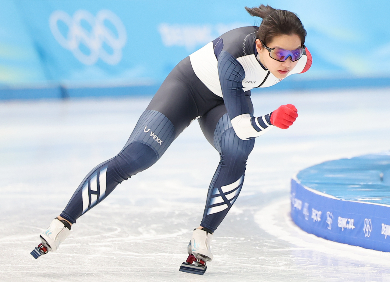 2022 베이징 동계올림픽 대한민국 스피드스케이팅 국가대표 김보름이 6일 중국 베이징 국립 스피드 스케이팅 경기장(오벌)에서 열린 공식 훈련에 참가해 홀로 링크를 돌며 연습에 매진하고 있다. [연합]