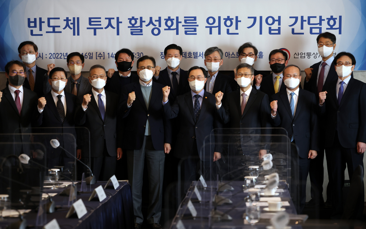 문승욱 산업통상자원부 장관이 16일 오후 서울 중구 롯데호텔에서 열린 반도체분야 기업 간담회에서 반도체 기업 대표들과 기념촬영을 하고 있다. 앞줄 왼쪽부터 박준규 에이디티테크놀로지 대표, 정칠희 네패스 대표, 허염 실리콘마이터스 대표, 촤창식 DB하이텍 부회장, 문 장관, 이정배 삼성정자 회장, 이석희 SK하이닉스 사장, 김용길 에이에스엠케이 대표. 뒷줄 왼쪽부터 정현석 솔브레인홀딩스 사장, 이창한 한국반도체산업협회 부회장, 엄평용 유진테크 대표, 여문원 미코세라믹스 대표, 성규동 이오테크닉스 대표, 오광훈 트리노테크놀로지 대표, 이현덕 원익IPS 대표, 이준혁 동진쎄미캠 대표. [연합]