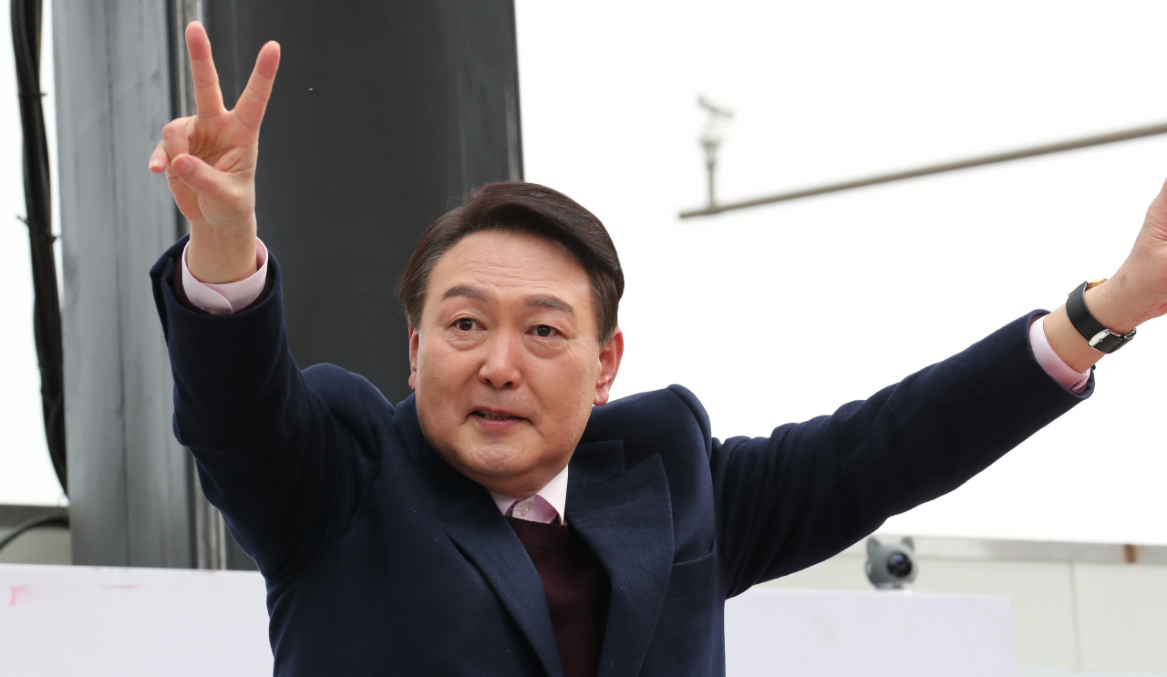 윤석열 국민의힘 대선 후보가 16일 오후 전북 전주시 덕진군 전주역에서 열린 '통합하는 대통령 전북을 위한 진심!' 전주 거점유세에서 지지자들에게 인사하고 있다. [연합]