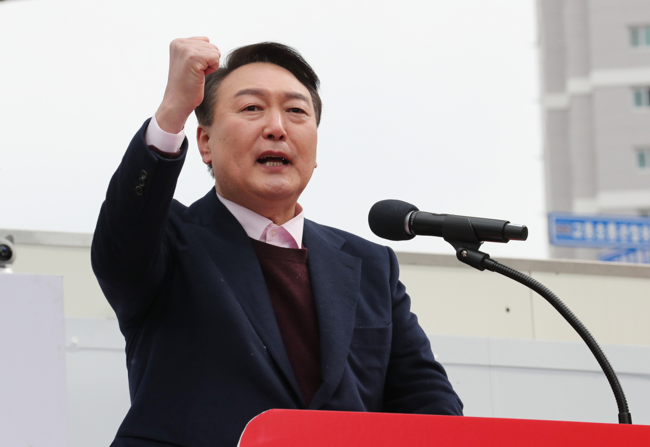 윤석열 국민의힘 대선 후보가 16일 오후 전북 전주시 덕진군 전주역에서 열린 '통합하는 대통령 전북을 위한 진심!' 전주 거점유세에서 지지를 호소하고 있다. [연합]