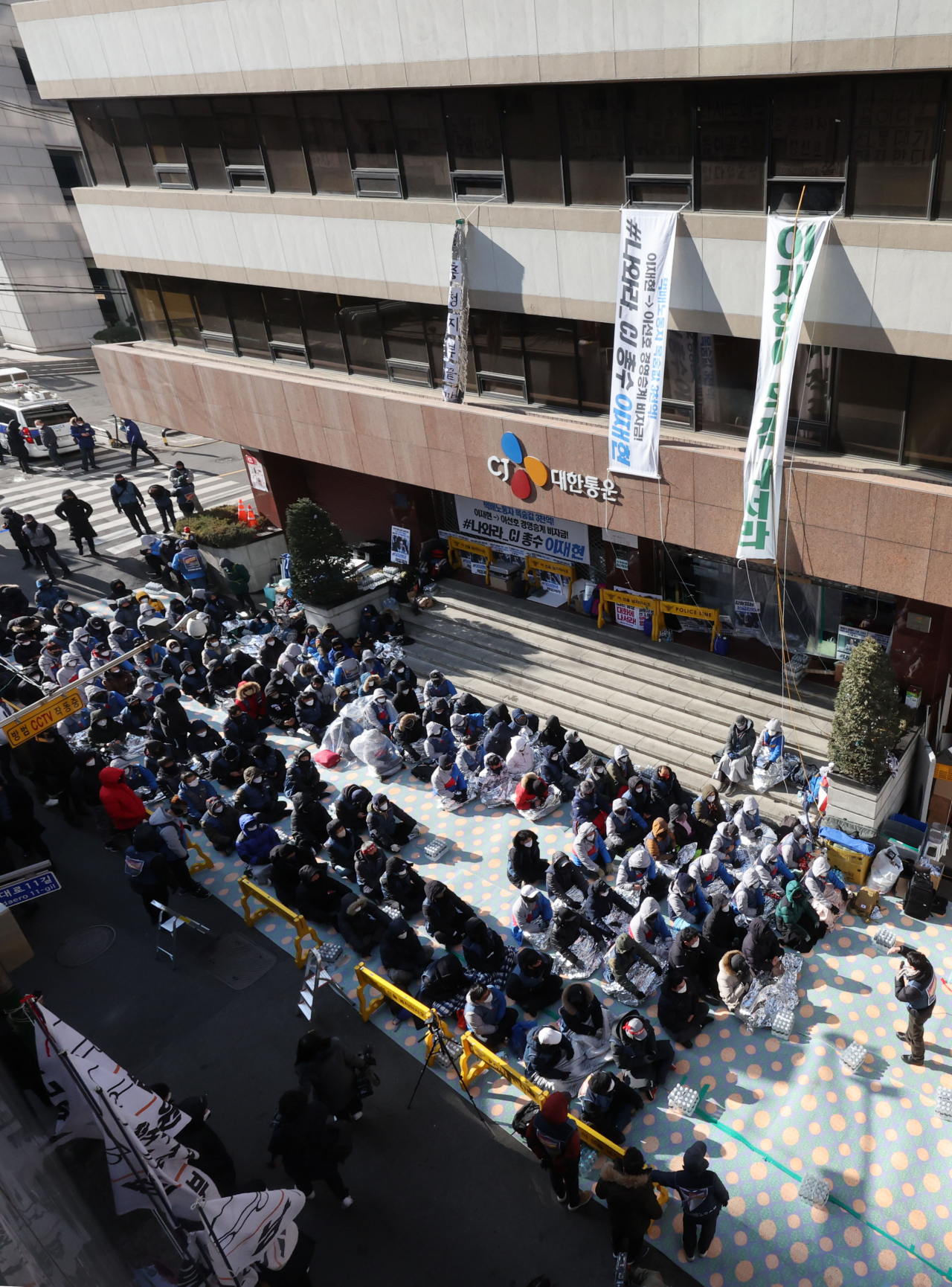 16일 서울 중구 CJ대한통운 본사 앞에서 전국택배노동조합의 점거 농성 시위가 이어지고 있다. [연합]