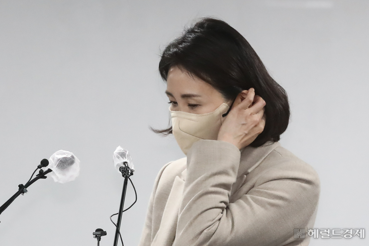 [헤럴드경제=이상섭 기자] 이재명 더불어민주당 대선 후보의 부인인 김혜경씨가 과잉 의전 의혹 등 논랑에 대해 사과하기위해 9일 오후 서울 여의도 중앙당사 기자회견장으로 입장하고 있다.