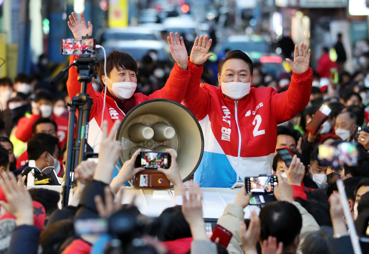 국민의힘 윤석열 대선 후보가 지난 15일 오후 부산 서면 젊음의거리에서 이준석 대표와 함께 무개차를 타고 지지를 호소하고 있다. [연합]