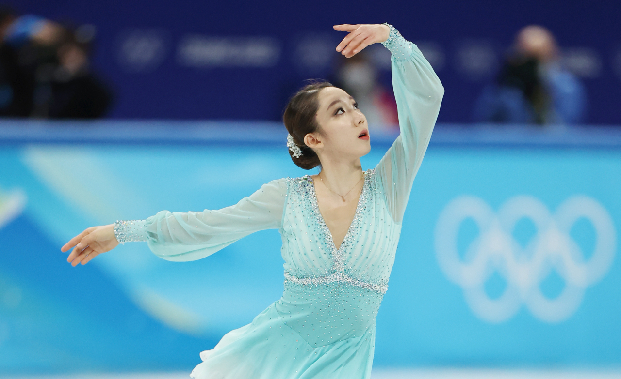 김예림이 지난 15일 중국 베이징 캐피털 실내경기장에서 열린 2022 베이징 동계올림픽 피겨스케이팅 여자 싱글 쇼트 프로그램에 출전해 프란츠 리스트의 '사랑의 꿈' 음악에 맞춰 연기를 펼치고 있다. [연합]