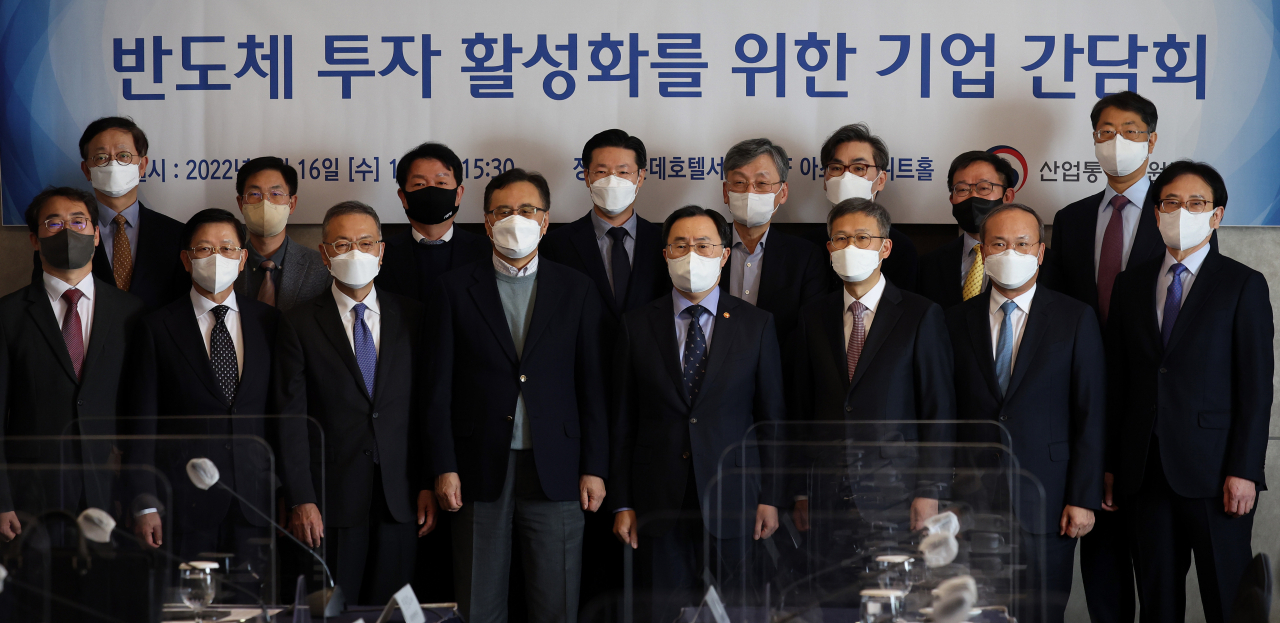문승욱 산업통상자원부 장관이 16일 오후 서울 중구 롯데호텔에서 열린 반도체 투자 활성화를 위한 기업 간담회에서 반도체 기업 대표들과 기념촬영을 하고 있다. 앞줄 왼쪽부터 박준규 에이디티테크놀로지 대표, 정칠희 네패스 대표, 허염 실리콘마이터스 대표, 촤창식 DB하이텍 부회장, 문 장관, 이정배 삼성전자 사장, 이석희 SK하이닉스 사장, 김용길 에이에스엠케이 대표. 뒷줄 왼쪽부터 정현석 솔브레인 사장, 이창한 한국반도체산업협회 부회장, 엄평용 유진테크 대표, 여문원 미코세라믹스 대표, 성규동 이오테크닉스 대표, 오광훈 트리노테크놀로지 대표, 이현덕 원익IPS 대표, 이준혁 동진쎄미캠 대표. [연합]