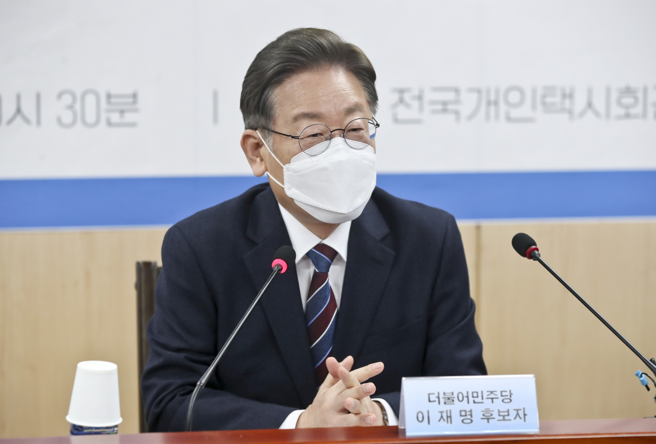 이재명 더불어민주당 대선후보가 16일 서울시 강남구 전국개인택시공제조합에서 열린 개인택시운송사업 발전을 위한 정책협약식에서 “대통령이 되면 전국단위의 택시 호출 시스템을 만들 생각”이라고 밝혔다. [연합]
