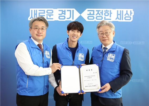 지난 2020년 12월 배달특급 정식 출시 당시 (왼쪽부터) 이석훈 경기도주식회사 대표이사, 방송인 황광희, 이재명 경기도지사가 '배달특급 론칭 토크행사'에 참석한 모습 [경기도주식회사 제공]