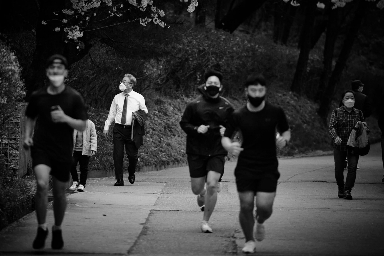 이재명 더불어민주당 대선후보가 16일 SNS에 "유세 둘째 날, 청년을 품겠다 다짐하며..."라는 글과 함께 올린 사진