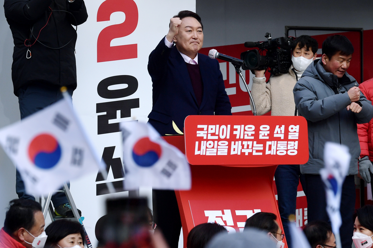 윤석열 국민의힘 대선후보가 16일 오후 충북 청주시 상당구 성안길에서 열린 거점유세에서 지지자들에게 손들어 인사하고 있다. [연합]