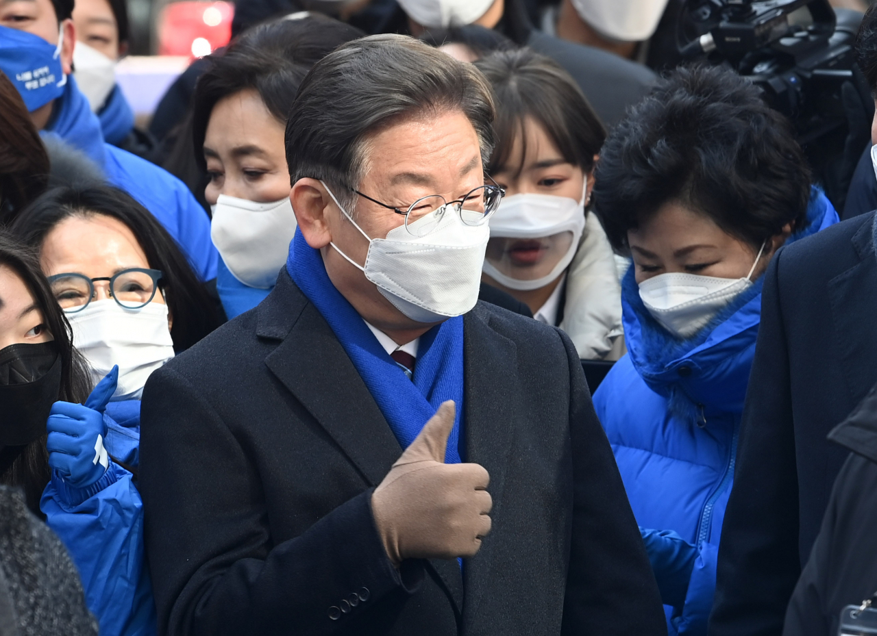 이재명 더불어민주당 대선후보가 16일 서울 강남구 강남역 인근에서 열린 'JM은 강남스타일!' 선거 유세에서 지지자와 인사하고 있다. [연합]